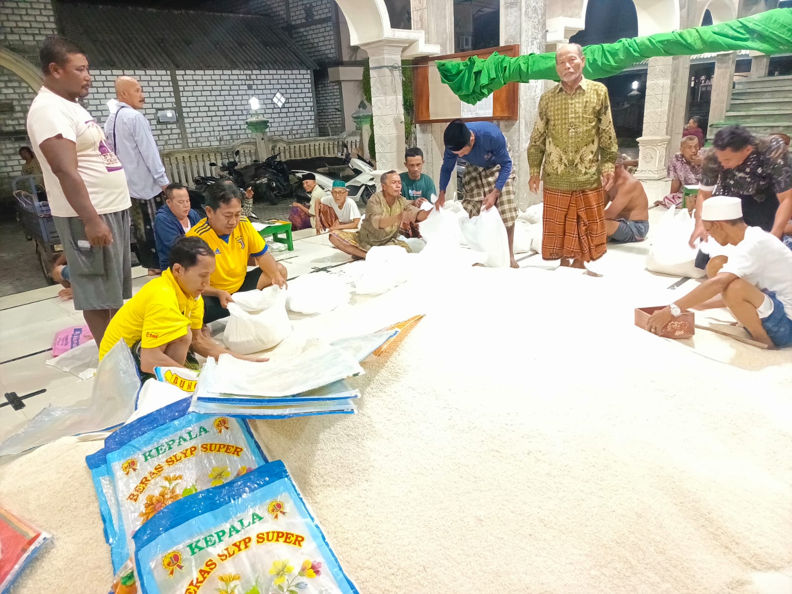 ZAKAT FITRAH : Pengurus takmir dan remas masjid mulai mengumpulkan zakat fitrah dari para muzakki dan didistribusikan kepada yang berhak menerima.