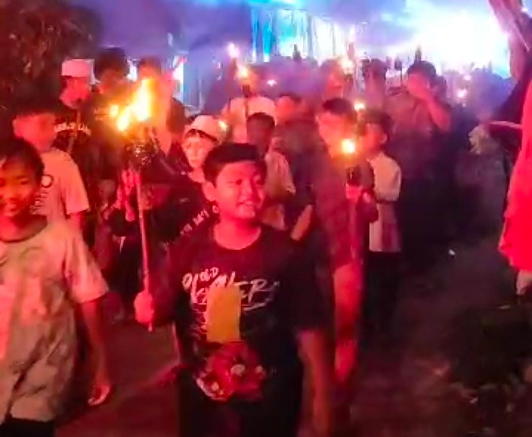 PAWAI OBOR : Ratusan warga di Desa Indrondelik, Kecamatan Bungah, Kabupaten Gresik saat mengikuti pawai obor dan takbir keliling menyambut Idul Fitri 1446 Hijriyah.