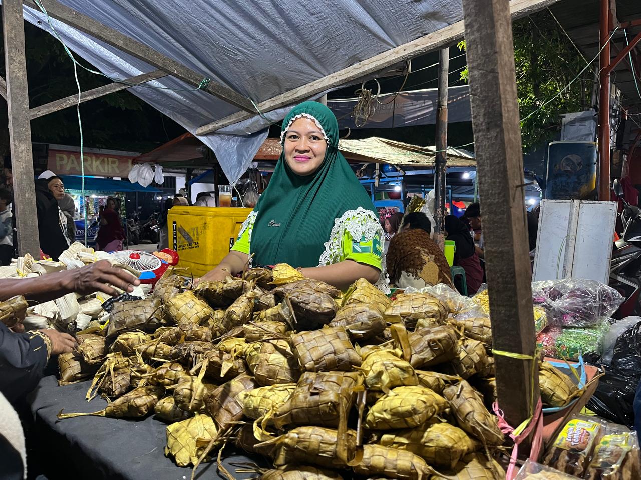KULINER: Salah satu penjual kupat ketek di depan kawasan Makam Sunan Giri Gresik.