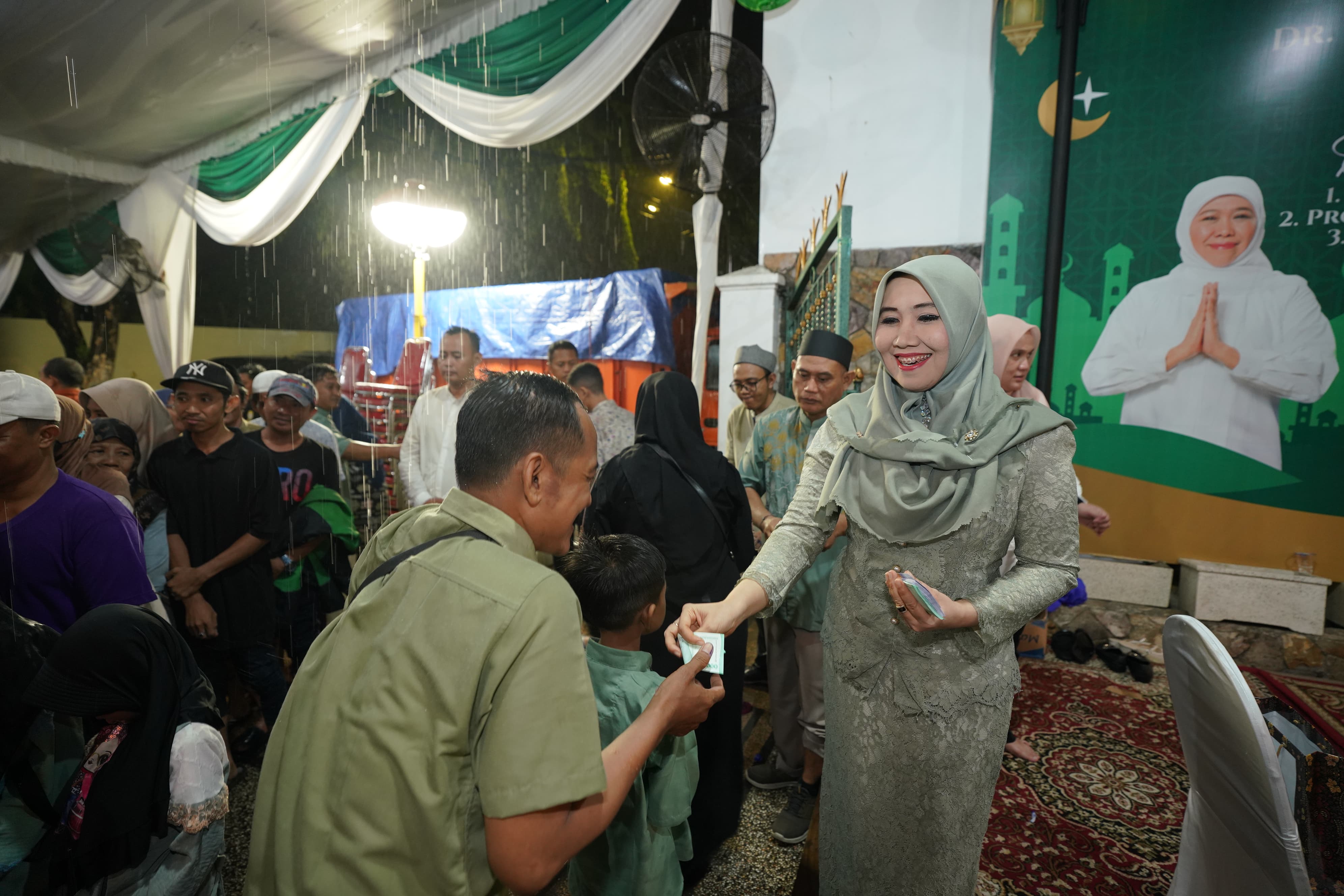 Anggota DPD RI Lia Istifhama Bagikan THR Saat Halal Bihalal Bersama Gubernur Jawa Timur Khofifah Indar Parawansa dan Warga Sekitar