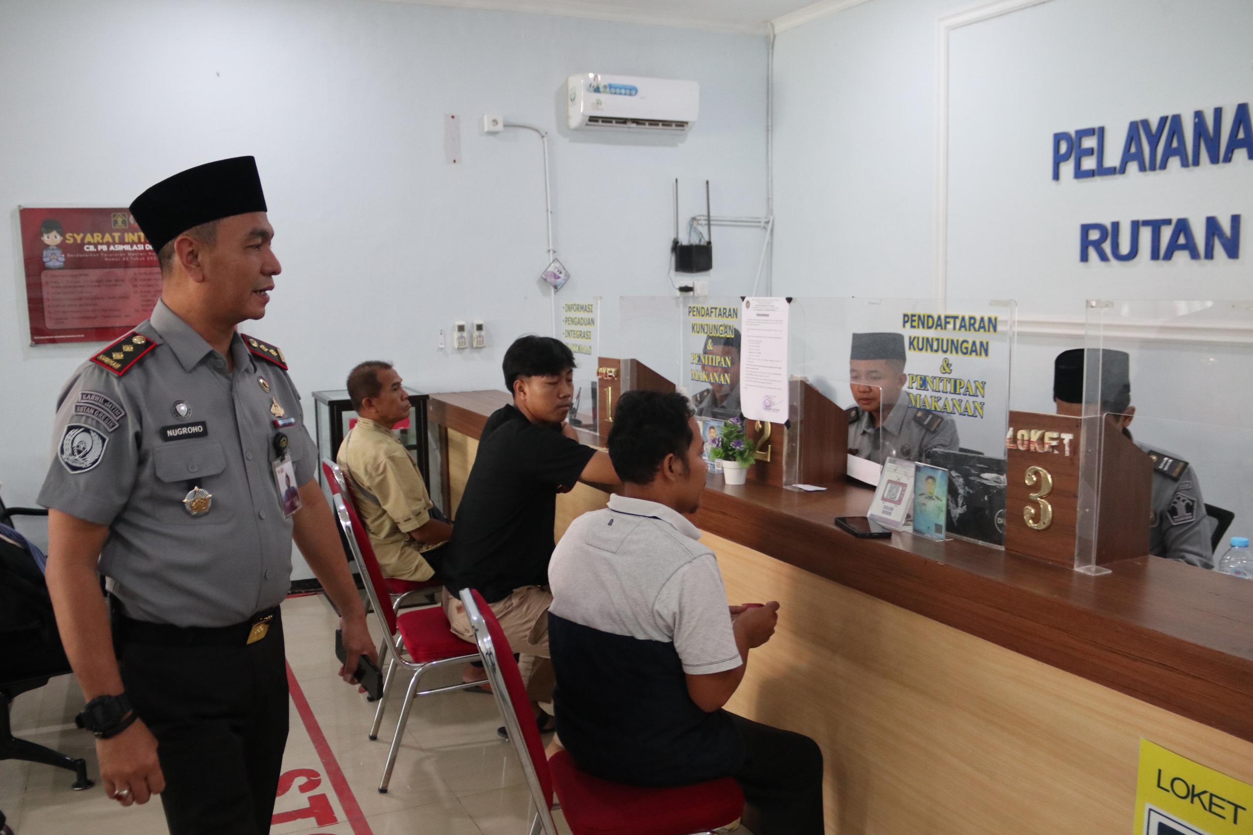 PELAYANAN : Kepala Rutan kelas IIB Gresik Yuliawan Dwi Nugroho saat meninjau langsung kunjungan warga binaan agar pelayanan optimal.