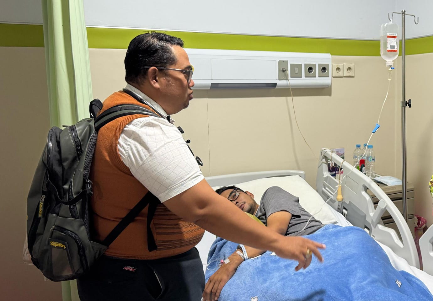 dr Heri Munajib, SpN Dokter Spesialis Neurologi saat mengontrol pasiennya di RSUD Ibnu Sina Gresik.