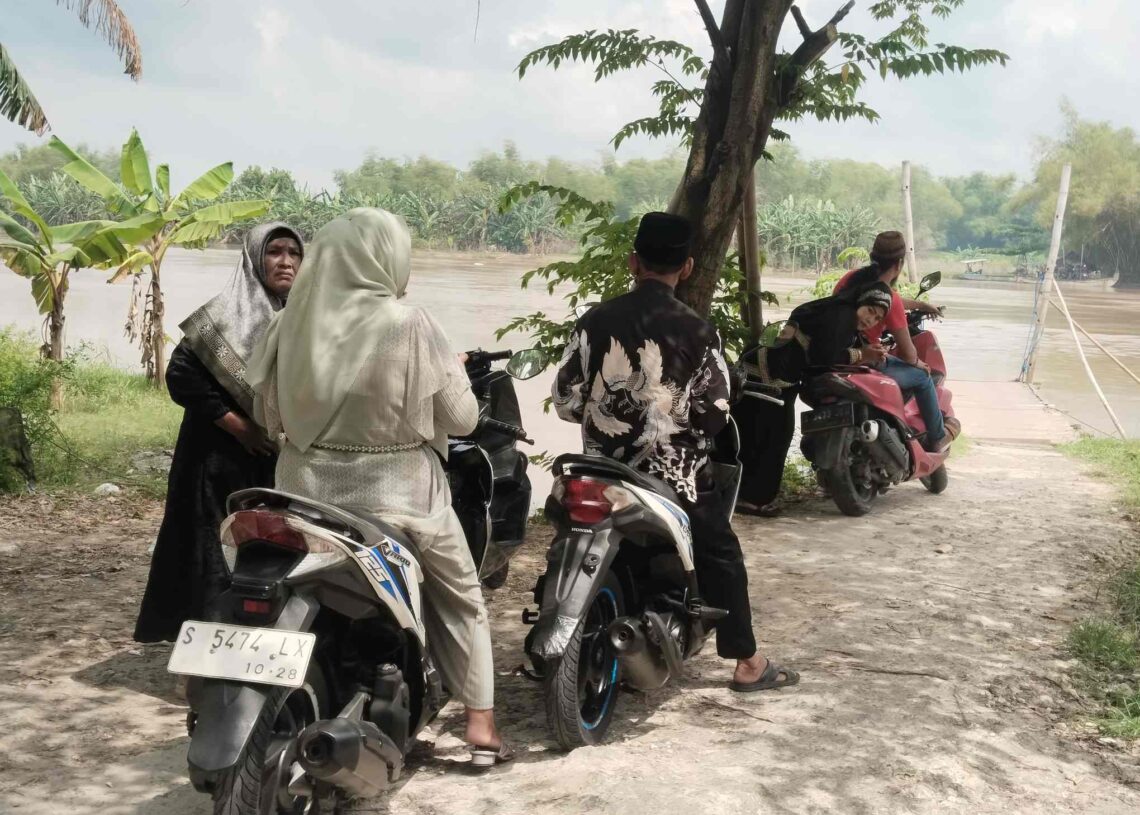 NAMBANG: Warga memanfaatkan perahu untuk silaturahmi antar desa Lamongan dan Gresik.