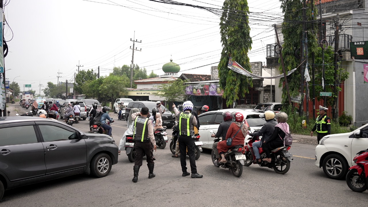 ATUR LALU LINTAS : Anggota Satlantas Polres Gresik saat berpatroli serta mengatur lalulintas di jalur blackspot dan troublespot untuk memastikan kelancaran arus lalulintas di Kabupaten Gresik.