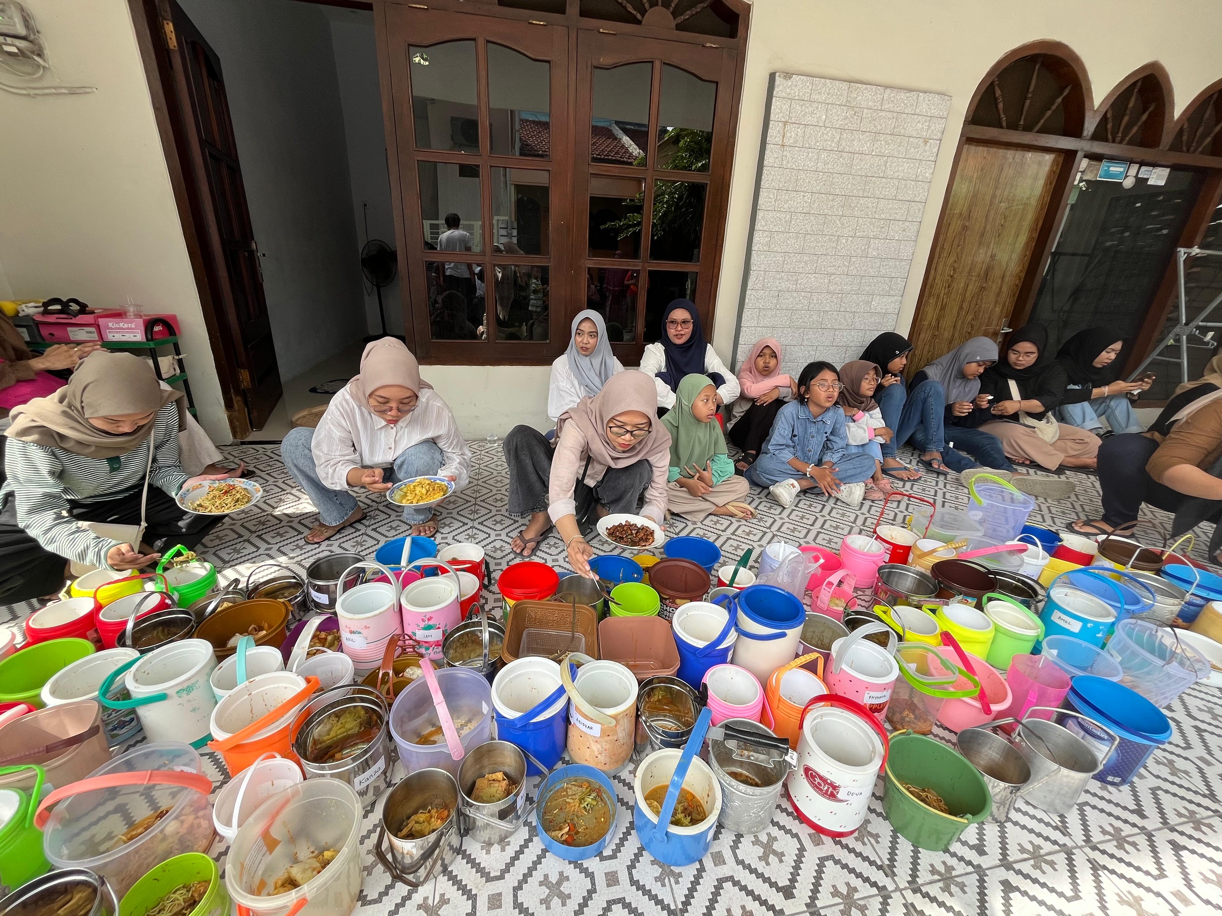 SEMARAK: Rantang berjejer menunggu dibagikan berbagai macam kuliner khas lebaran ketujuh yang dibagikan warga Randuboyo kepada anak-anak yang mengikuti tradisi Surak Iyo.