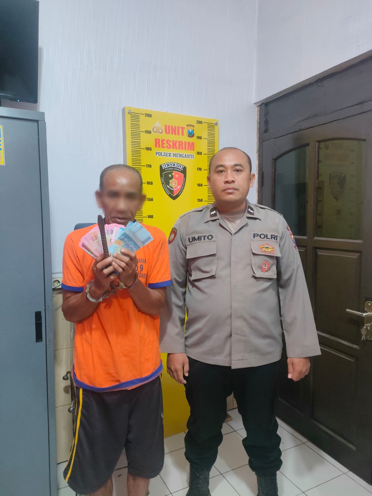 DIAMANKAN: Tersangka Isradi saat diamankan oleh anggota Polsek Menganti.