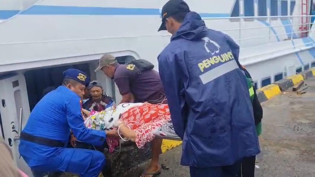 BANTU WARGA: Anggota TNI - Polres yang berdinas di pulau Bawean saat membantu evakuasi warga Pulau Bawean yang sakit naik ke kapal untuk di rujuk ke Rumah Sakit di Gresik.