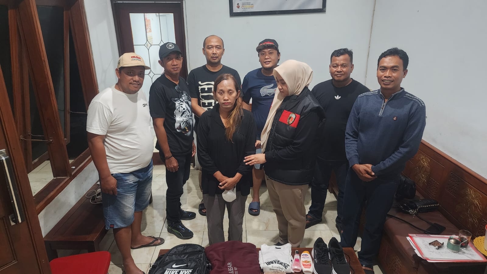 DIAMANKAN: Tersangka Sri Eka Yulia Fitri saat diamankan oleh anggota Polsek Driyorejo.