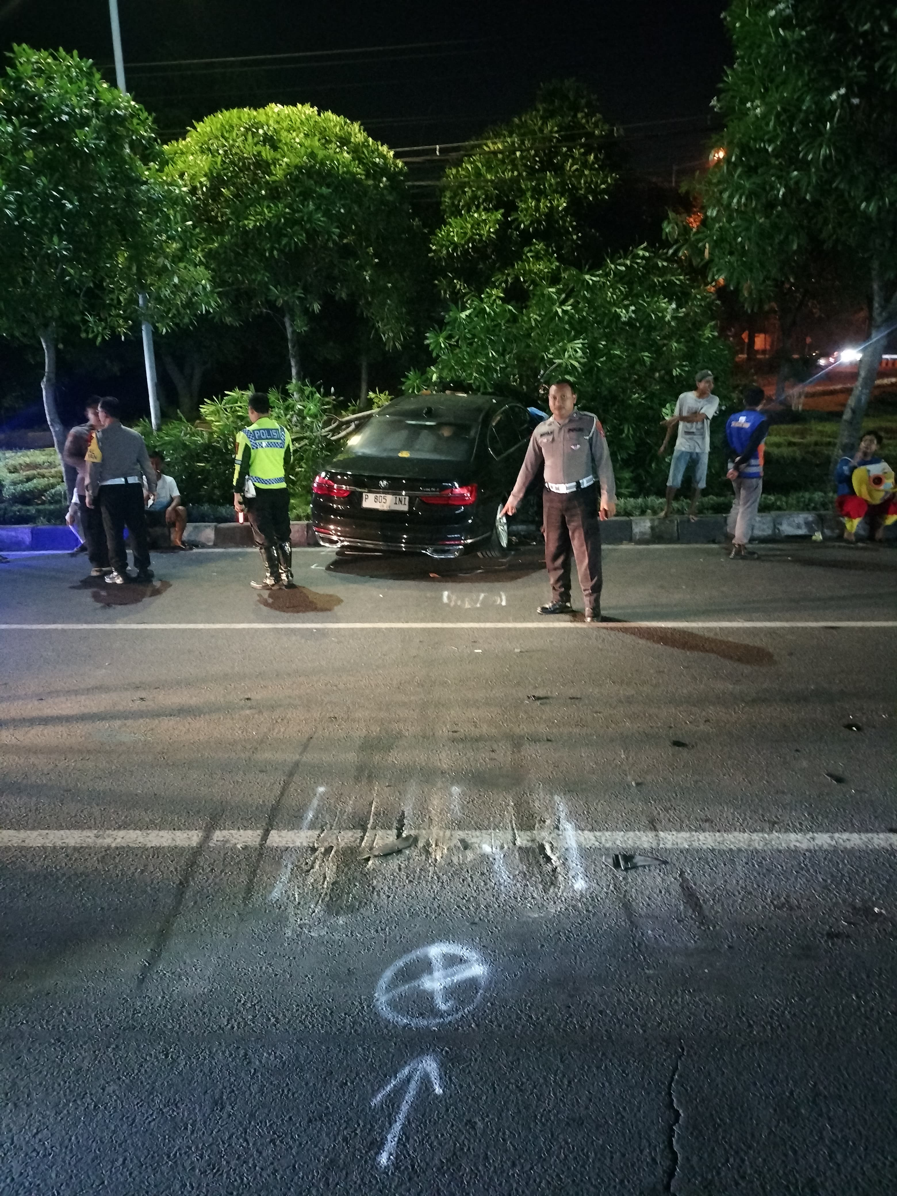 Kecelakaan di KLBM menuju ke pinggir Jalan Raya Gresik.