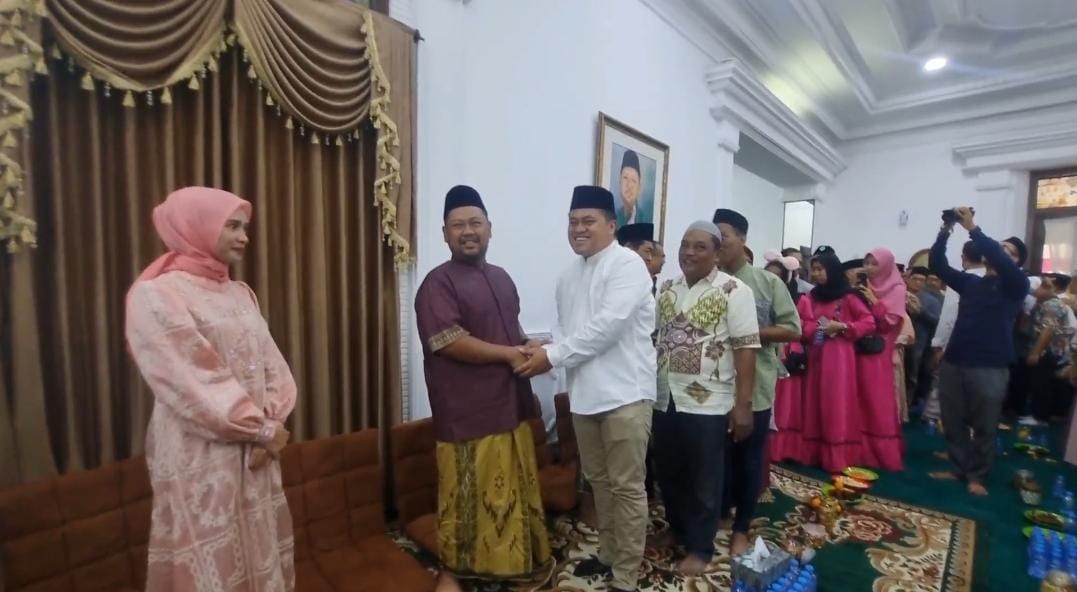 Bupati Gresik, Fandi Akhmad Yani menerima tamu yang berkunjung ke Pendopo.