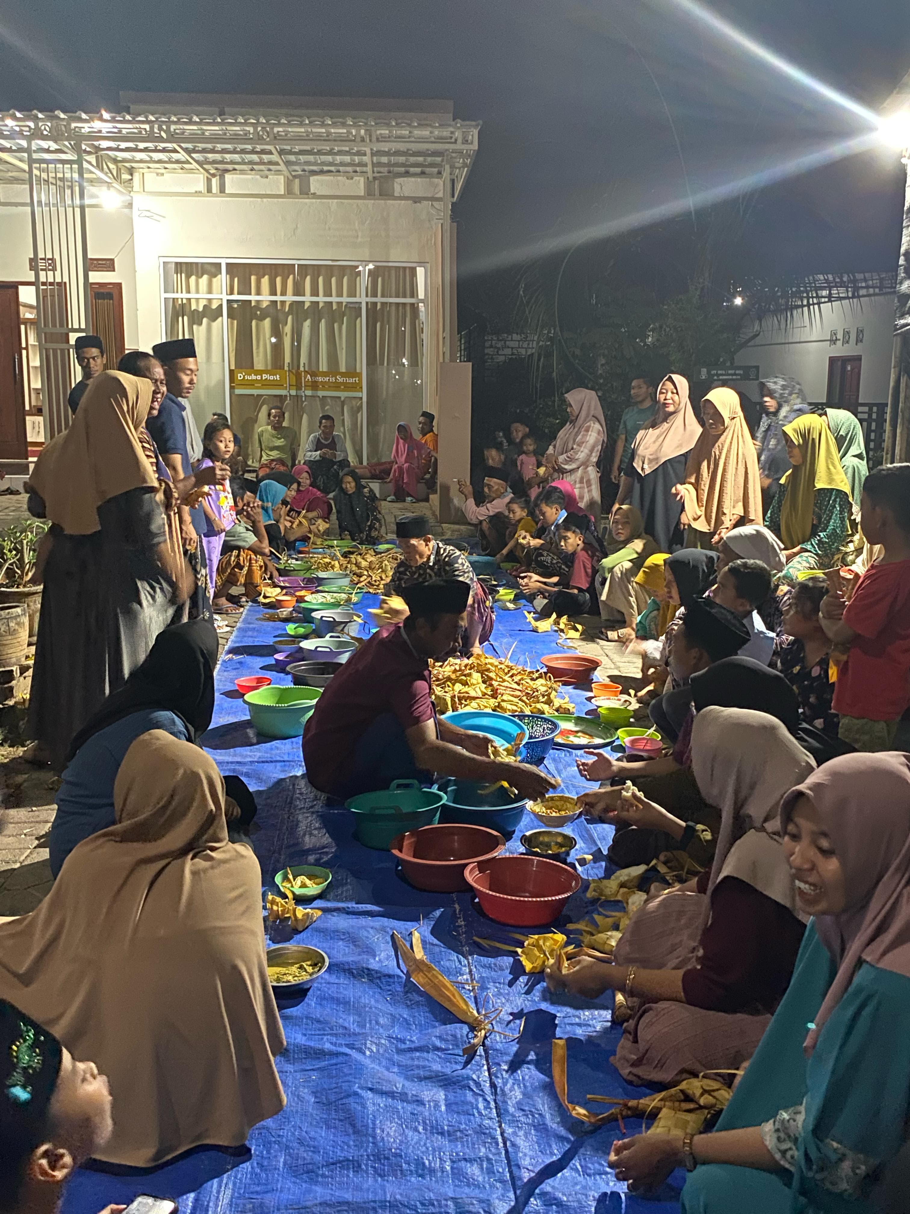 Masyarakat Desa Bolo, Kecamatan Ujungpangkah, Kabupaten Gresik, kembali menghidupkan tradisi Lebaran Ketupat yang berlangsung meriah pada Minggu malam.