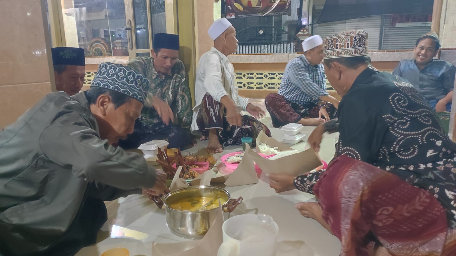 Tradisi kupatan masih terus dijaga oleh warga Desa Sungonlegowo, Kecamatan Bungah, Gresik. Senin pagi (7/4)