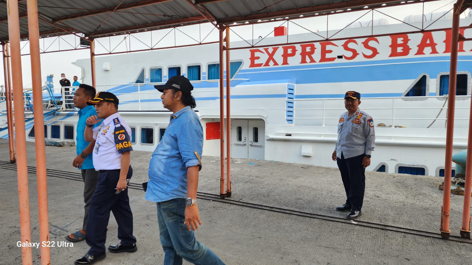 MEMBELUDAK: Rute arus balik Bawean menuju daratan membeludak di Pelabuhan Gresik.
