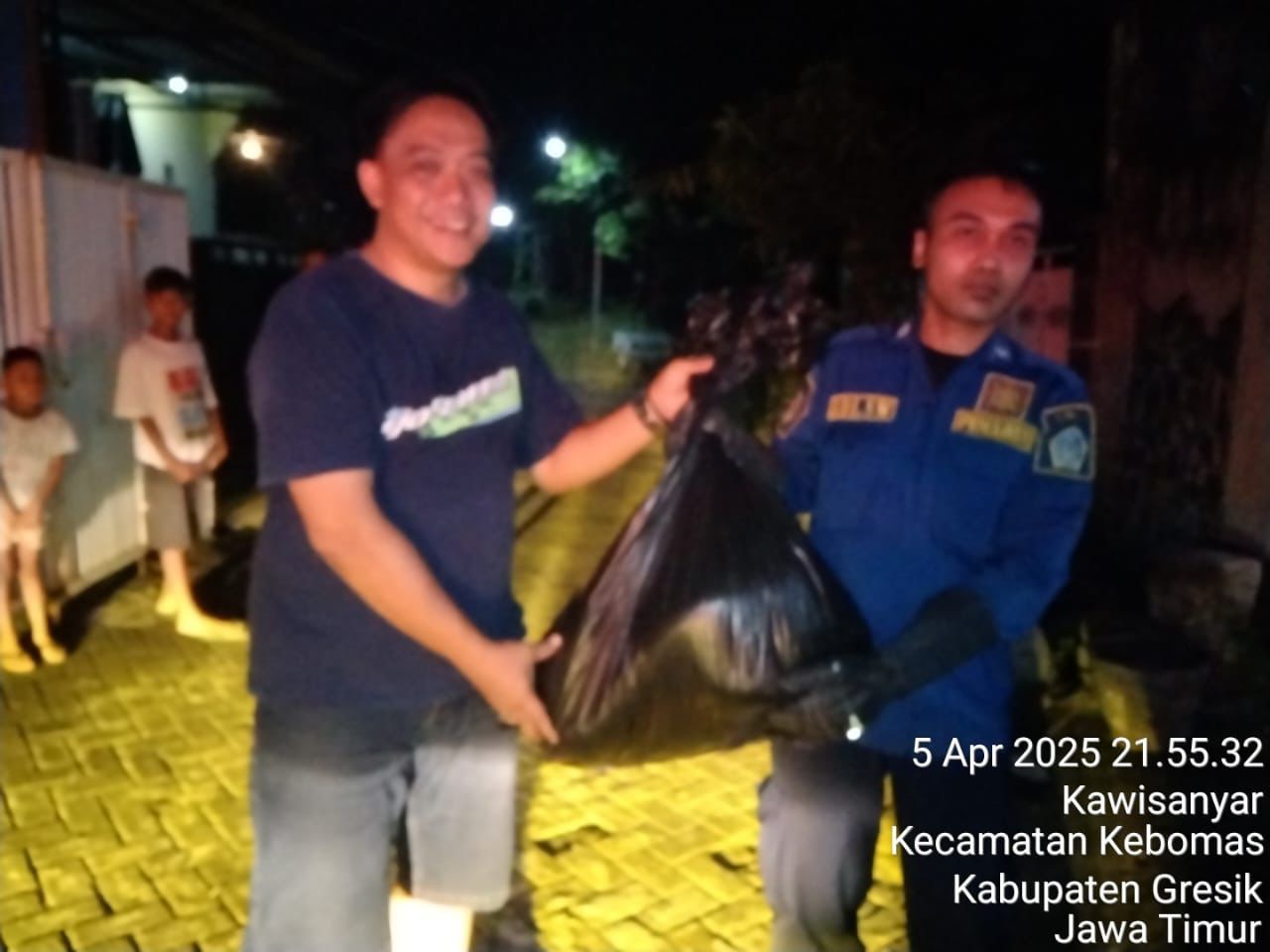 EVAKUASI: Ular sepanjang 5 meter melilit atap rumah warga Kebomas.