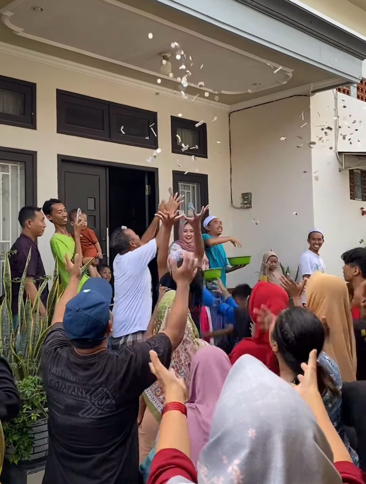 Di berbagai penjuru Desa Suci, dari gang-gang sempit hingga jalan utama yang biasanya lengang, pemandangan tak biasa mulai tersaji.