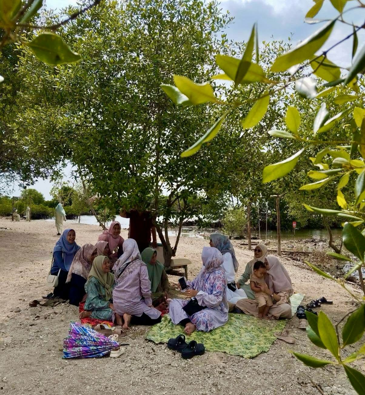 Pantai Hippo Sidorejo hadir dengan konsep yang unik, memadukan pesona wisata alam dengan misi edukasi lingkungan.