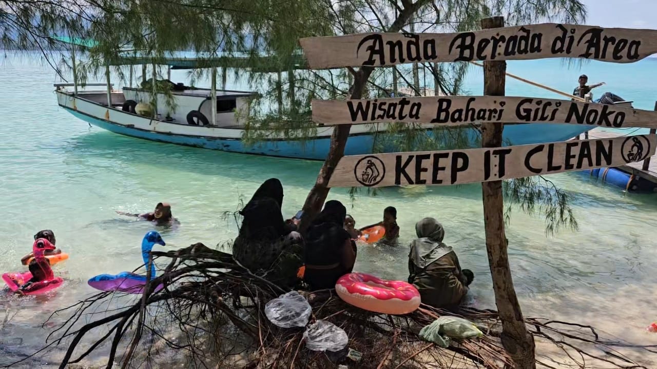 MEMPESONA: Para wisata melihat dan menikmati wisata Gili Noko dengan memancing di Pulau Bawean.