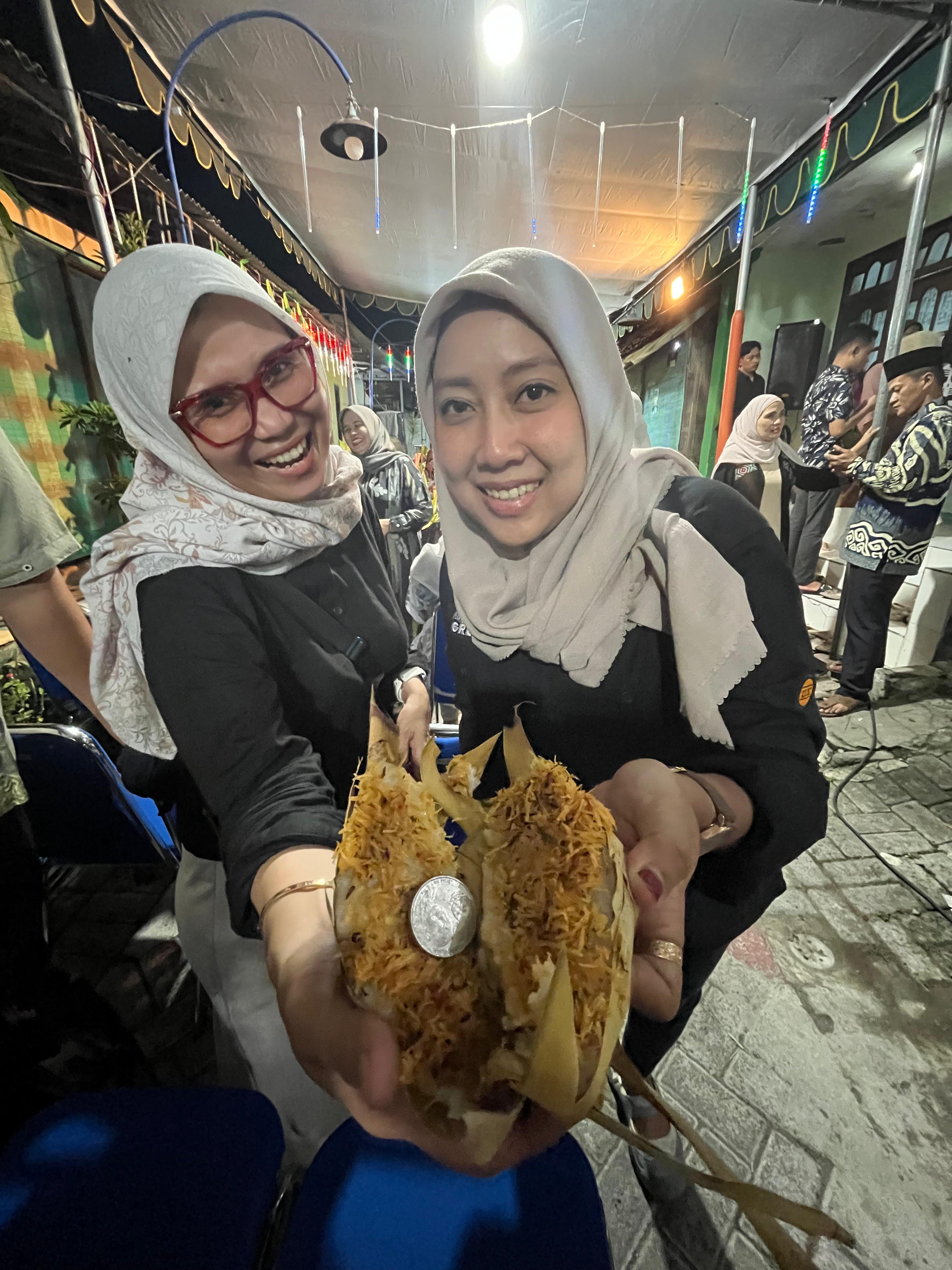 MERIAH: Ketupat Pekauman yang memiliki makna mendalam saat Lebaran hari ke-8 di Gresik.   Mengintip Kupatan Pekauman Punya Filosofi Uang Logam yang Tersimpan dalam Ketupat