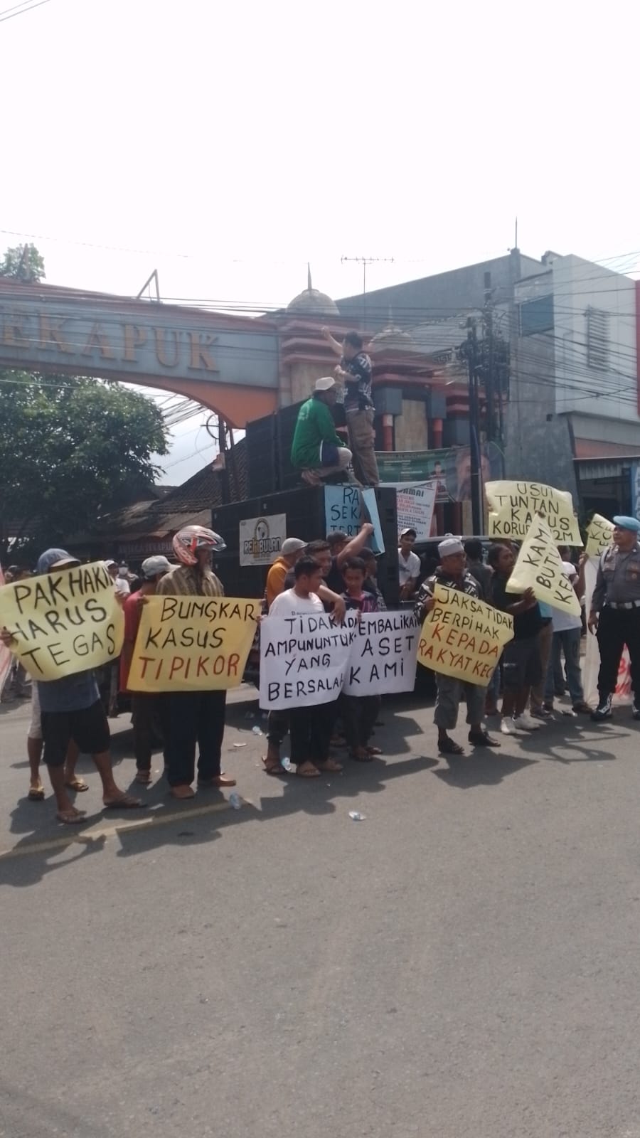 AKSI: Demo masyarakat Sekapuk tuntut usut kasus dugaan korupsi Mantan Kepala Desa Sekapuk.