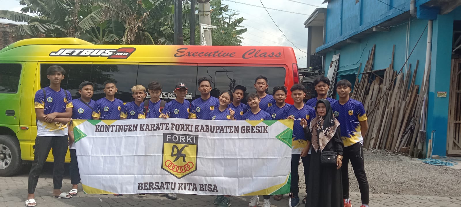 Berhasil : Atlet muda FORKI Gresik saat berangkat menuju kejurprov di Pasuruan.