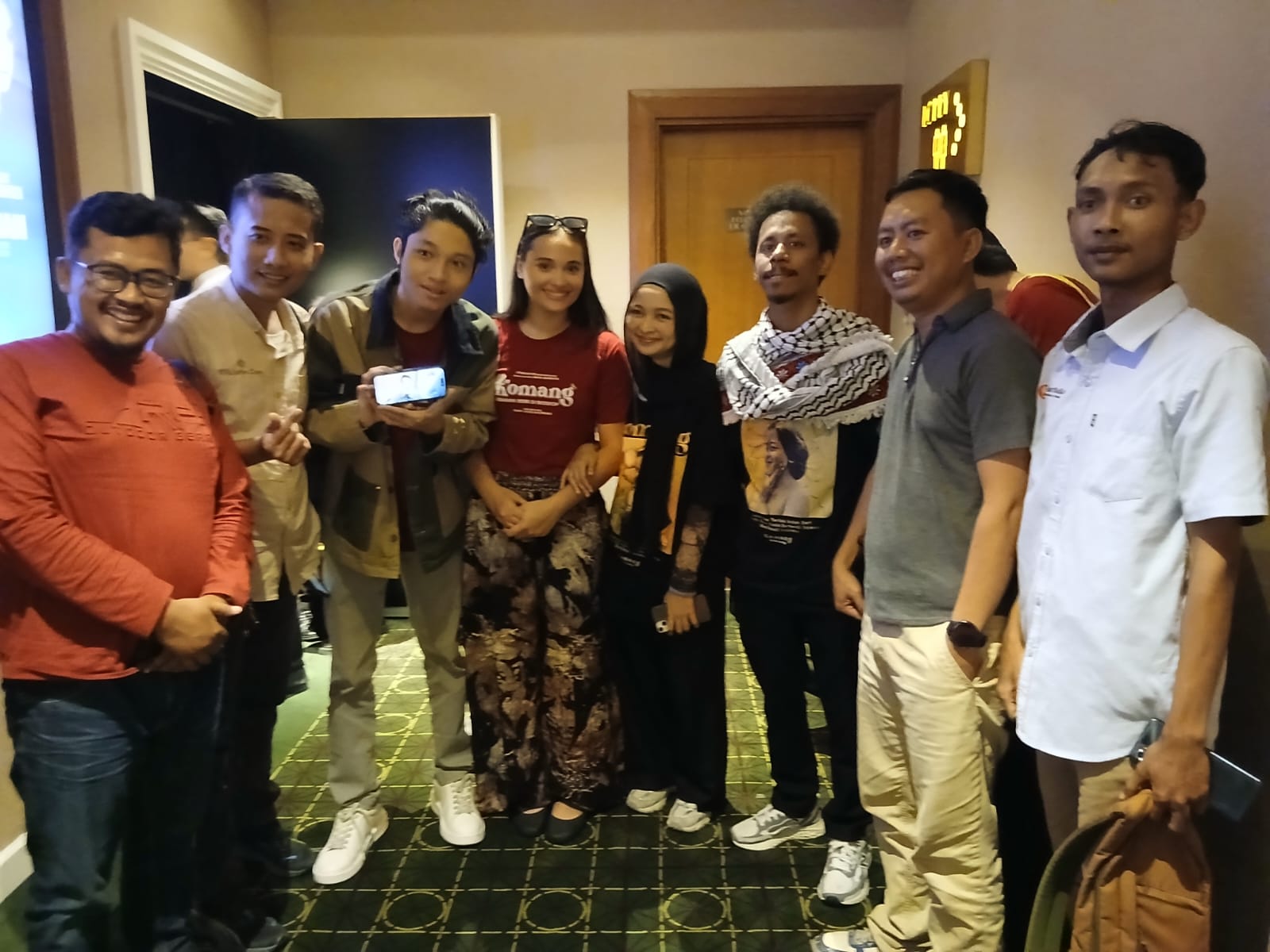 Antusias : Para pemeran film Komang berfoto bersama beberapa rekan media di XXI Gresmall.