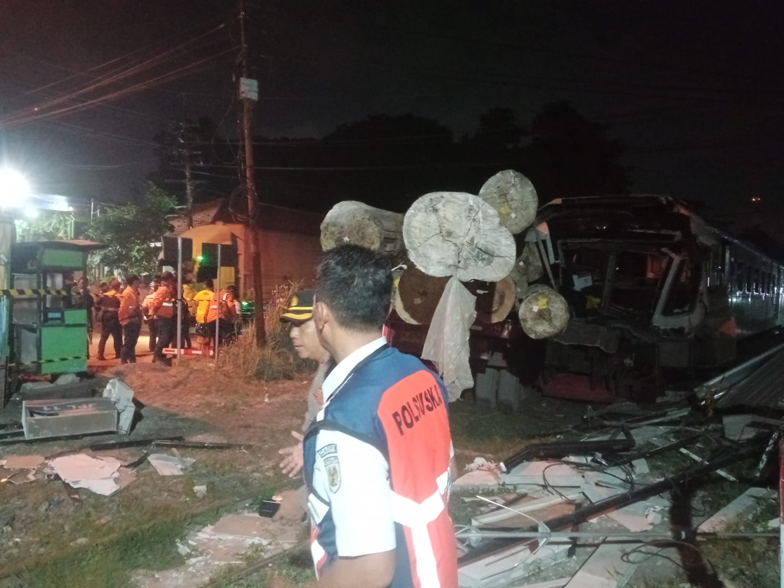 MAUT: Kecelakaan Kereta Api vs Trailer berakhir maut di Kebomas Gresik.