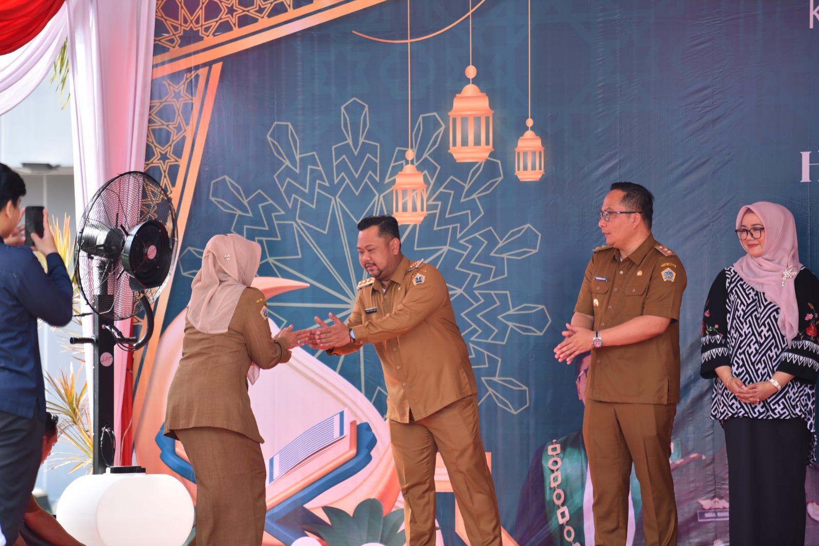 HALAL BI HALAL: Suasana penuh kebersamaan dan kehangatan mewarnai kegiatan Halal Bihalal yang digelar di Halaman Kantor Bupati Gresik, Selasa (8/4).