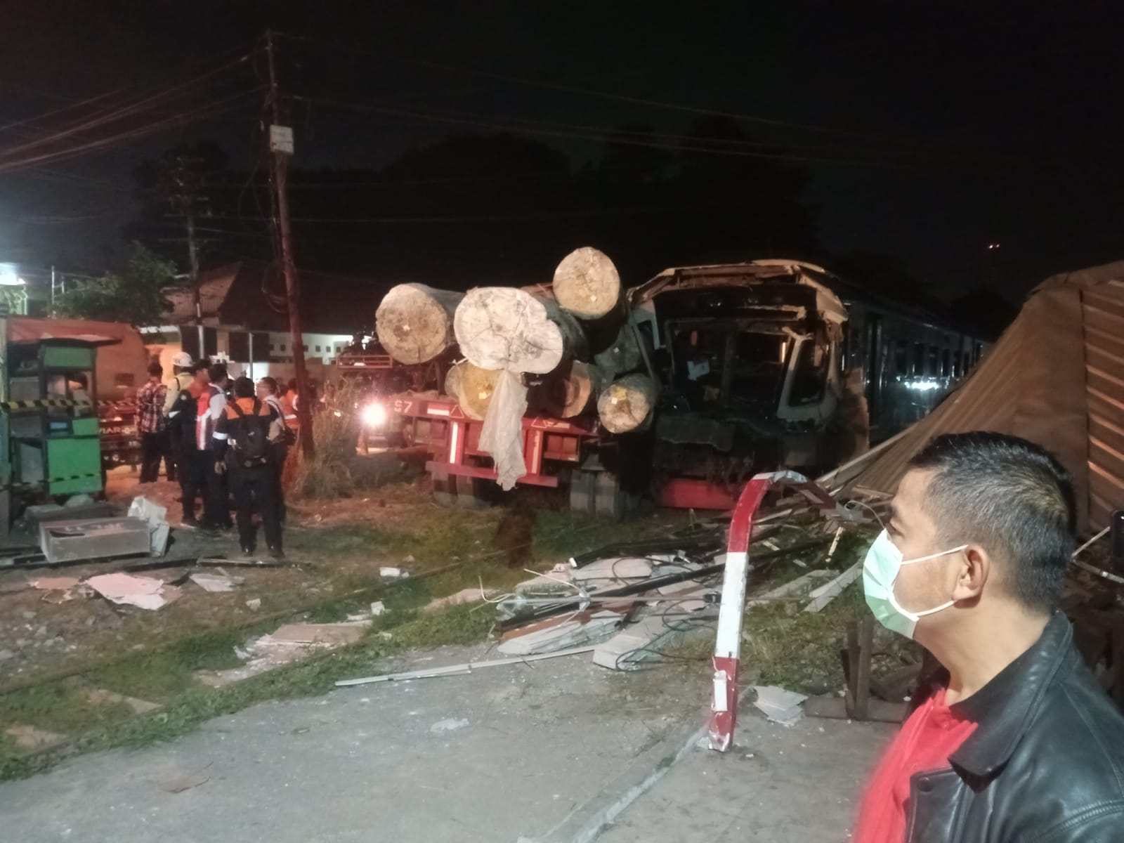 EVAKUASI : Korban saat dilakukan evakuasi oleh petugas dan dibantu warga di perlintasan kreta api  di Jalan Darmo Sugondo, Kelurahan Tenggulungan, Kecamatan Kebomas, Gresik.