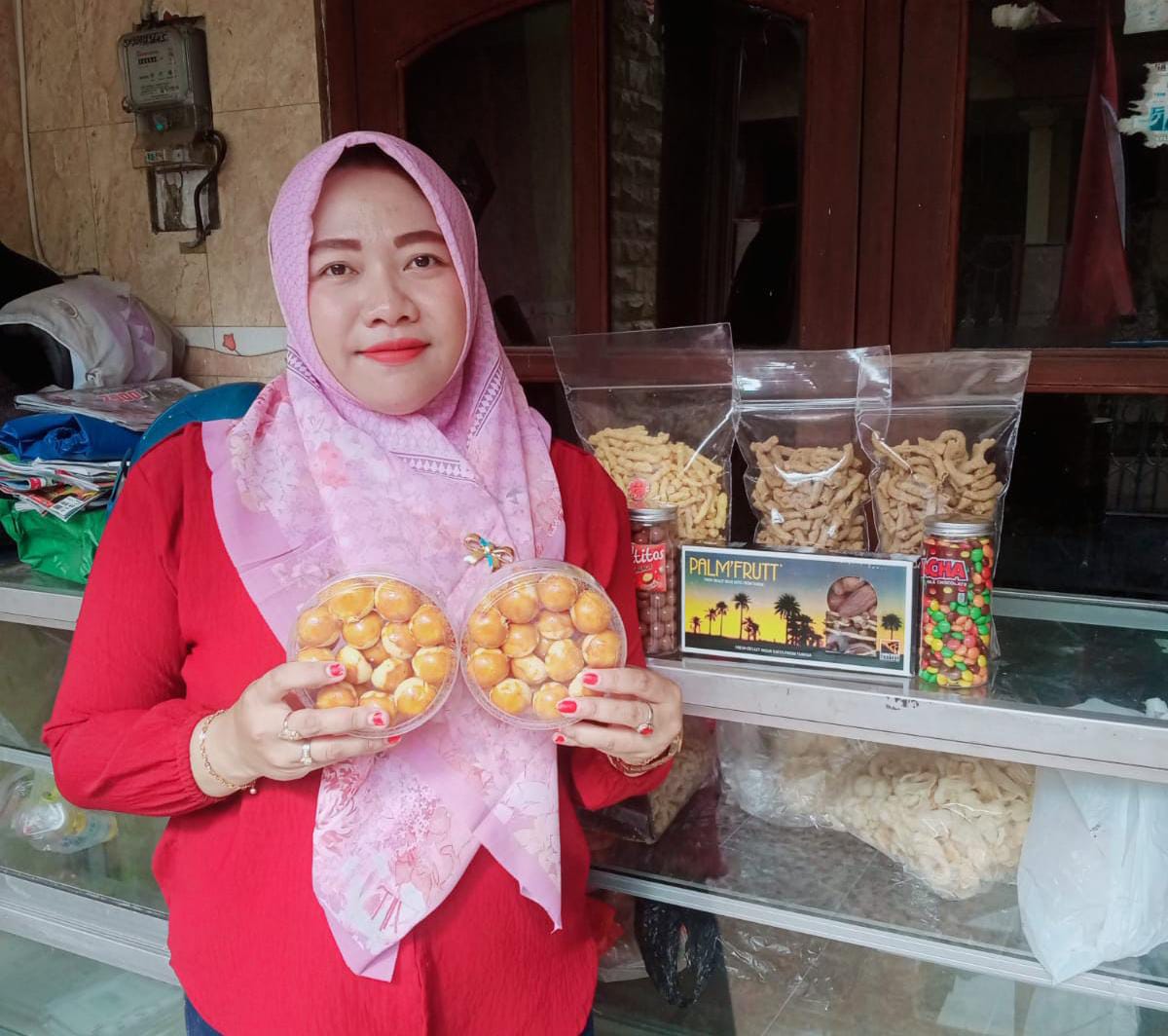 BERKAH: Devy, salah satu reseller snack lebaran dibanjiri pesanan menjelang lebaran hingga kehabisan.