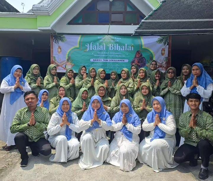 Minal Aidzin : Para Guru, Kepala Sekolah, komite, dan perwakilan wali siswa UPT SDN 16 Gresik saling bermaafan saat halal bihalal dalam momentum Idulfitri.