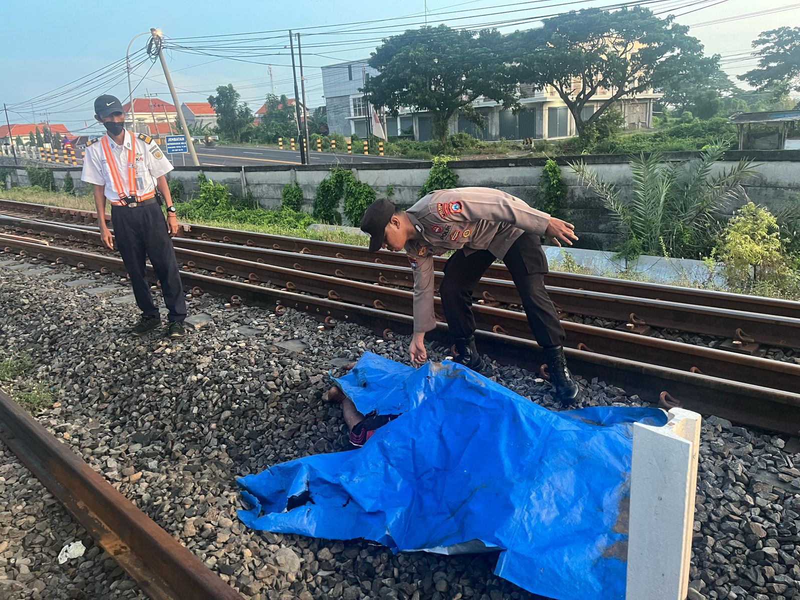 EVAKUASI: Anggota Polsek Duduksampeyan saat mendatangi lokasi dan mengevakuasi jasad korban di perlintasan rel KM 201+0/1, Desa/Kecamatan Duduksampeyan, Gresik.