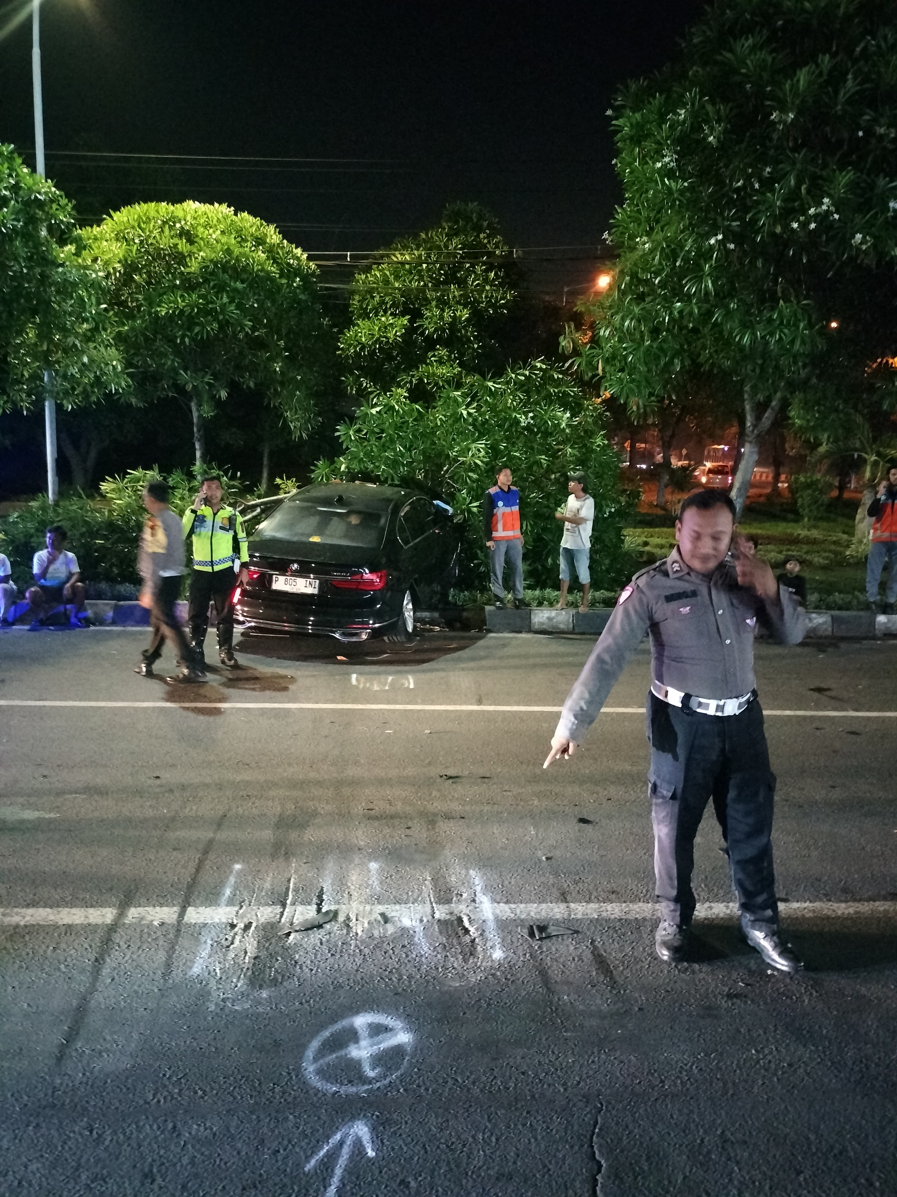 OLAH TKP : Anggota Unit Laka Satlantas Polres Gresik saat melakukan olah TKP di Jalan Raya Dr. Wahidin Sudirohusodo, Kecamatan Kebomas, Gresik.