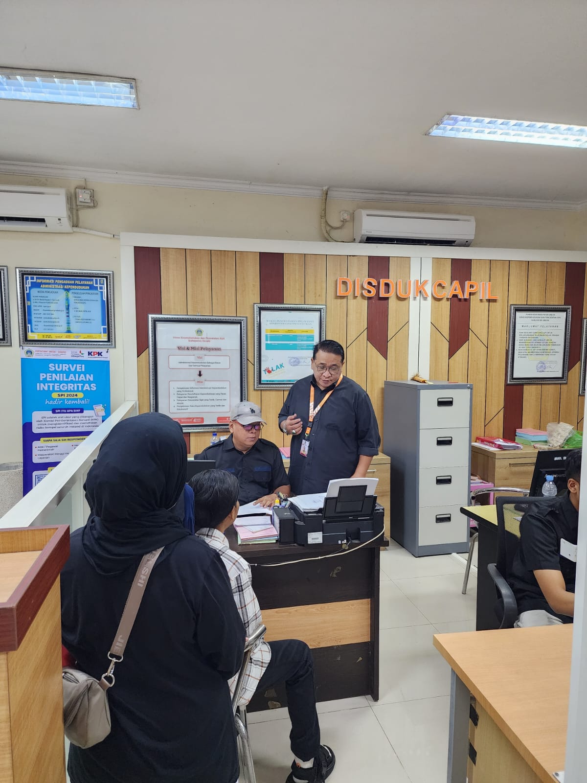 MEMBELUDAK: Dua kecamatan di Gresik membeludak pemohon KTP baru di Dispendukcapil Gresik.