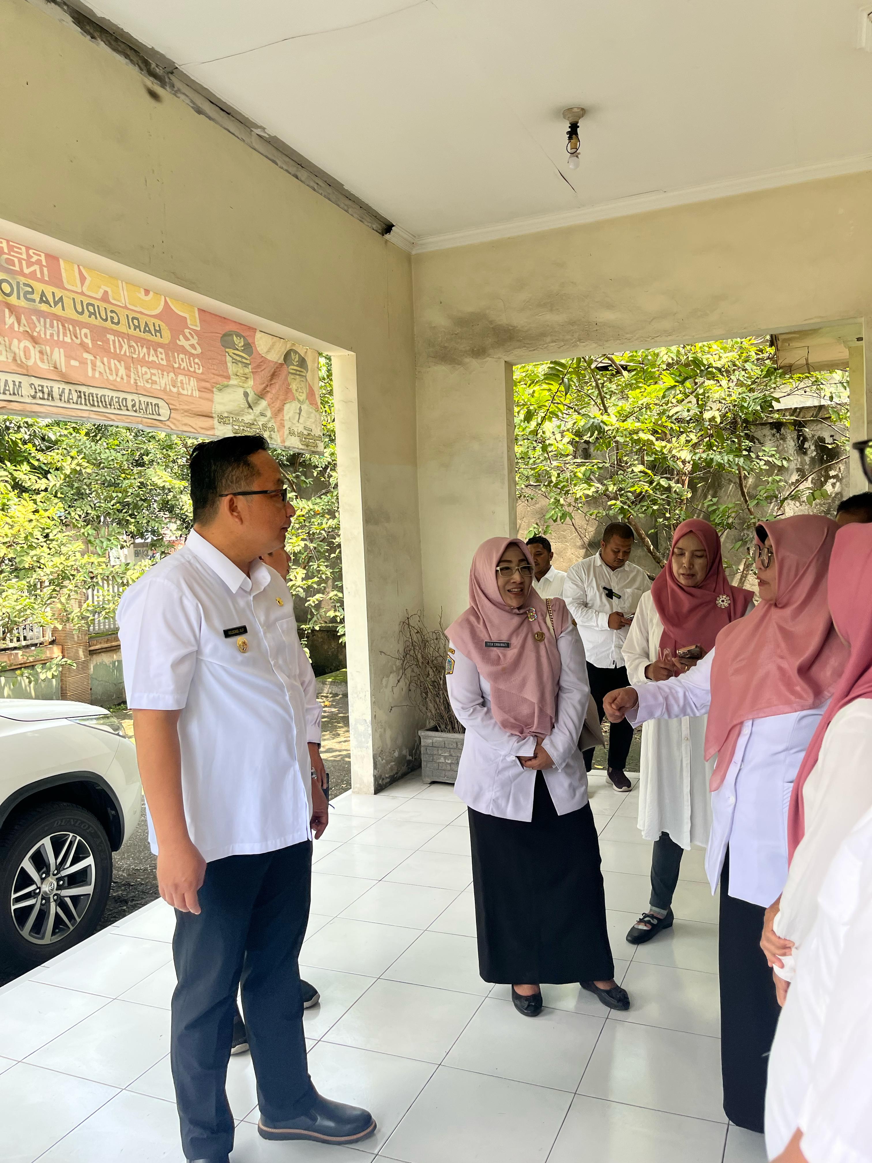 &nbsp;  PENINJAUAN: Wakil Bupati Gresik, Asluchul Alif, melakukan peninjauan langsung ke calon lokasi TPA di Gedung UPT Dinas Pendidikan (Dispendik) Kecamatan Manyar, Selasa (9/4).