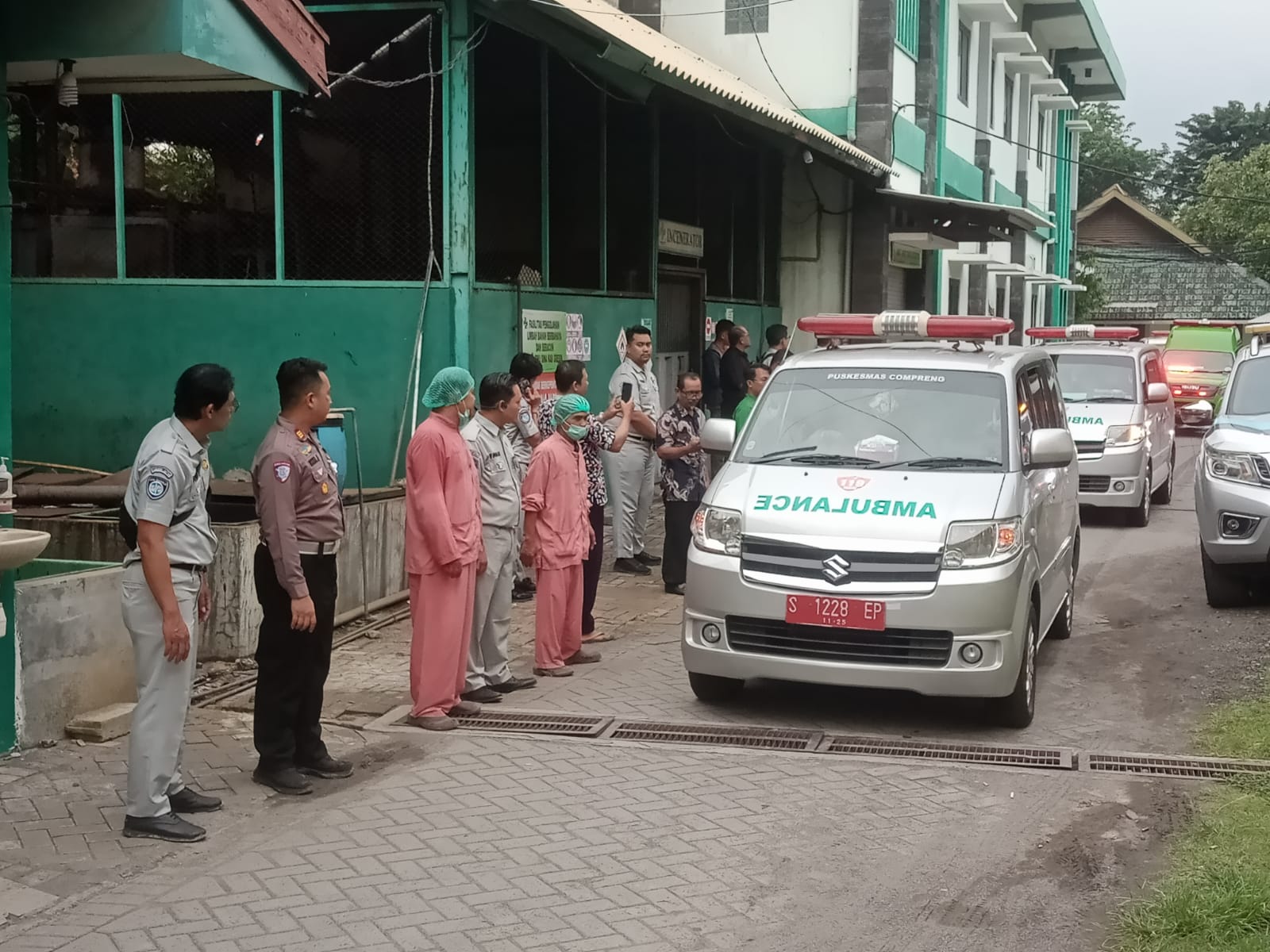 DIBERANGKATKAN : Tuju korban dibawa enam ambulan untuk di antar ke rumah duka dengan dikawal pihak kepolisian.