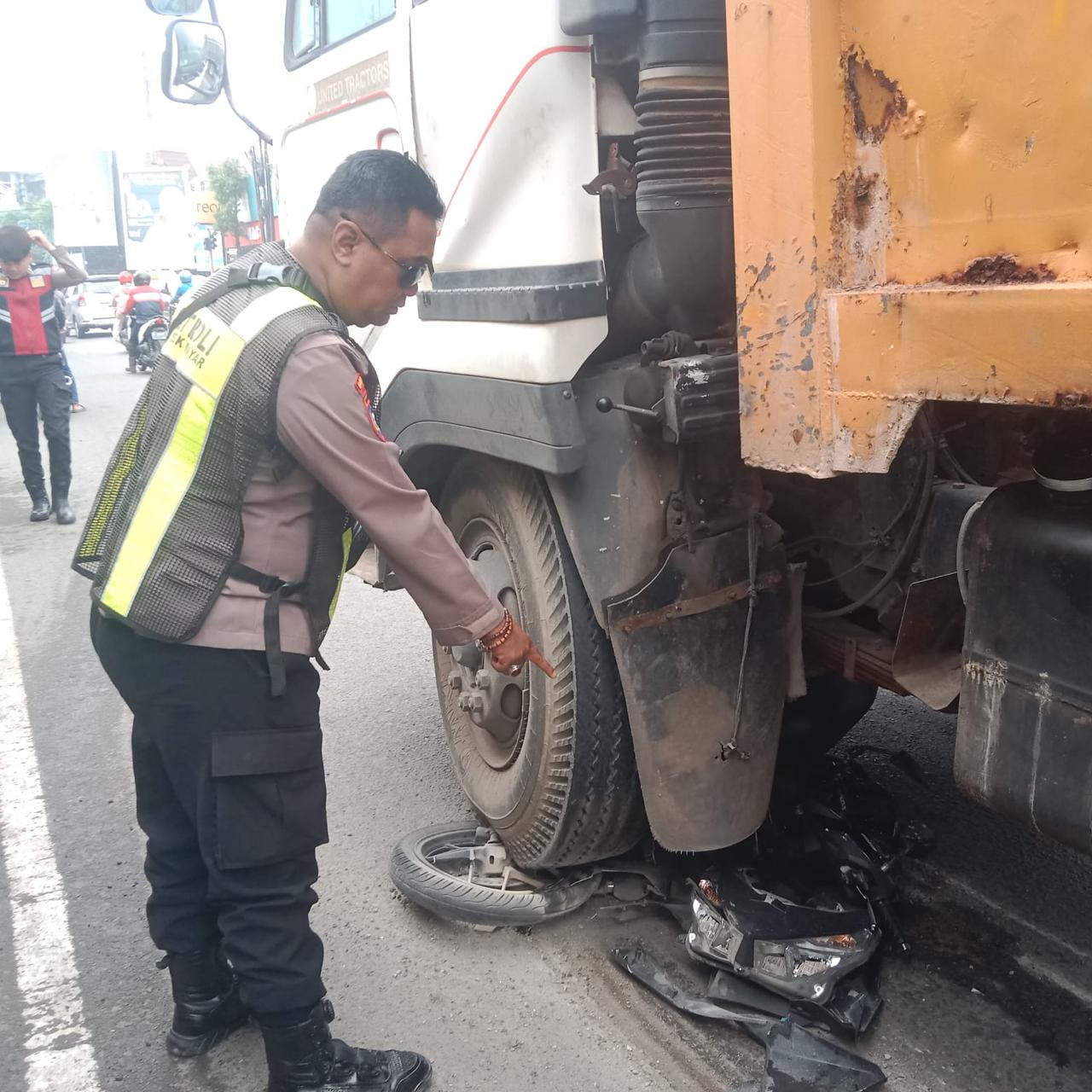 EVAKUASI : Petugas kepolisian saat melakukan olah TKP kecelakaan di Jalan Raya Sukomulyo, Kecamatan Manyar, Kabupaten Gresik.  MANYAR &ndash; Sebuah kendaraan  dump truk pengangkut material melindas.