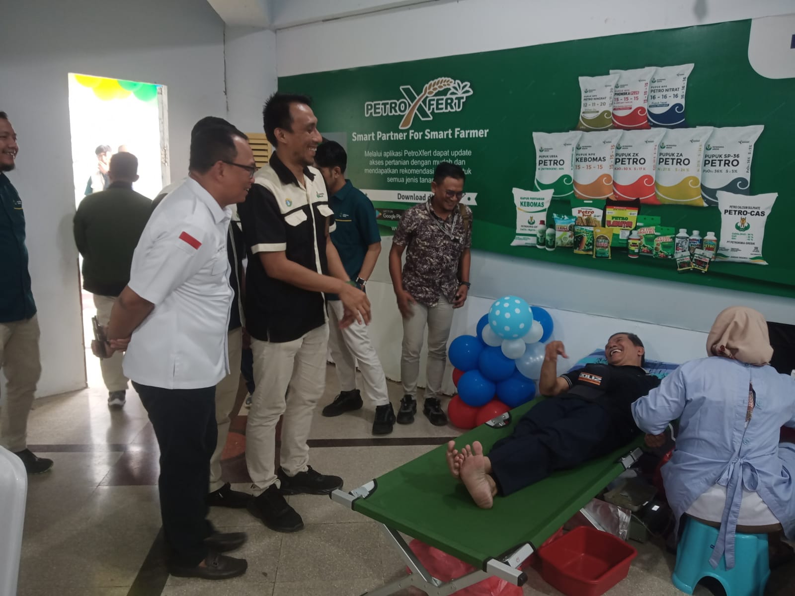 DONOR DARAH : Suwarno warga Jalan Proklamasi saat mendonorkan darahnya melalui PMI Gresik di salah satu ruang GOR Petrokimia Gresik.