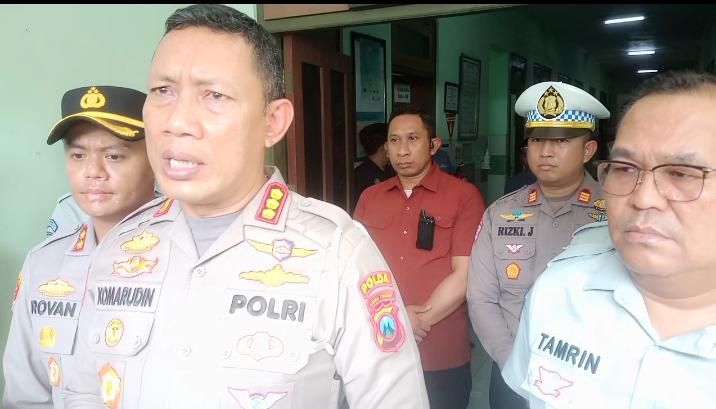 OLAH TKP: Ditlantas Polda Jatim saat meninjau dan melakukan olah TKP Kecelakaan maut di Jalan Raya Duduksampeyan gunakan Traffic Accident Analysis (TAA).