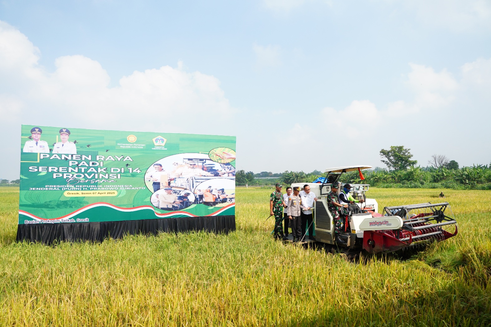 Jaga Ketahanan Pangan : Petrokimia Gresik ikut serta mengsukseskan program panen raya padi serentak di 14 Provinsi.