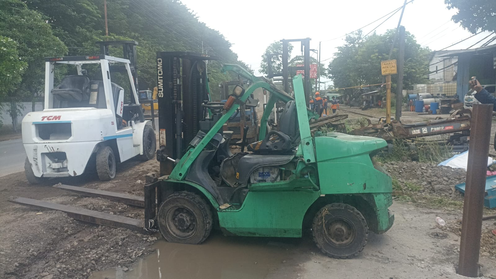LAKA KRETA : Kreta api Commuter Line Jenggala relasi Sidoarjo - Indro terlibat kecelakaan dengan forklip yang parkir dan melanggar ruang milik jalur (Rumija) KA di km 7+1/2