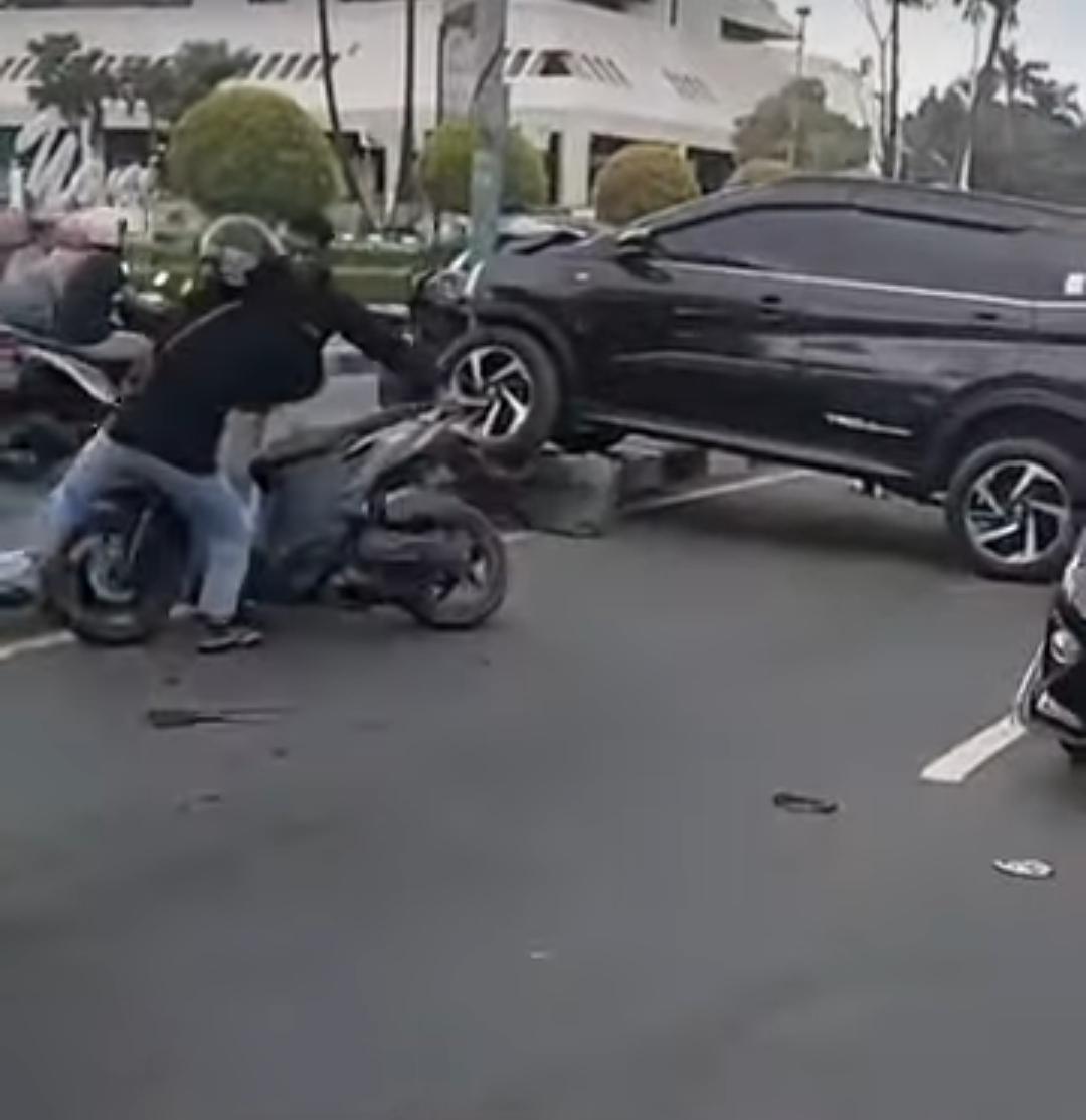 KECELAKAAN: Sebuah mobil saat menabrak sepeda motor Diduga Salah Injak Pedal di Jalan Raya Veteran Kebomas Kabupaten Gresik