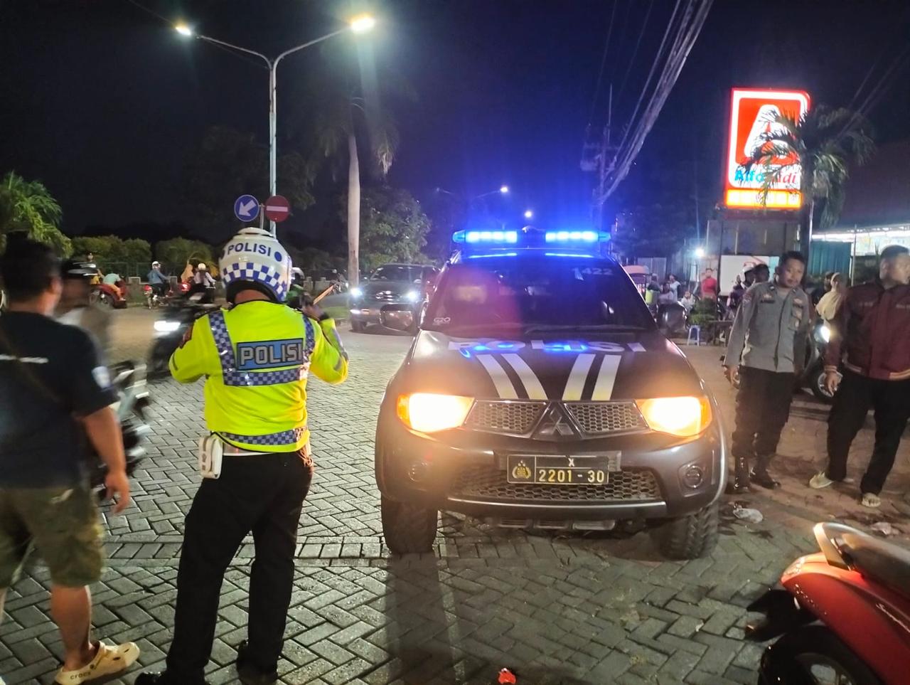 EVAKUASI: Petugas kepolisian saat melakukan evakuasi korban dan olah TKP kecelakaan di Jalan Kalimantan tepatnya depan Perum Puri Jawa Asri, Gresik Kota Baru (GKB), Kecamatan Manyar, Gresik.