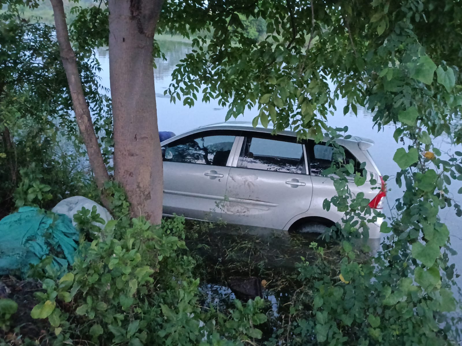 Kecelakaan tunggal terjadi di Jalan Raya Duduksampeyan, Desa Tebaloan, Gresik pada Jumat (11/4) sekitar pukul 15.00 WIB. Sebuah mobil Daihatsu Xenia bernomor polisi P 1603 HB terjun ke tambak setelah