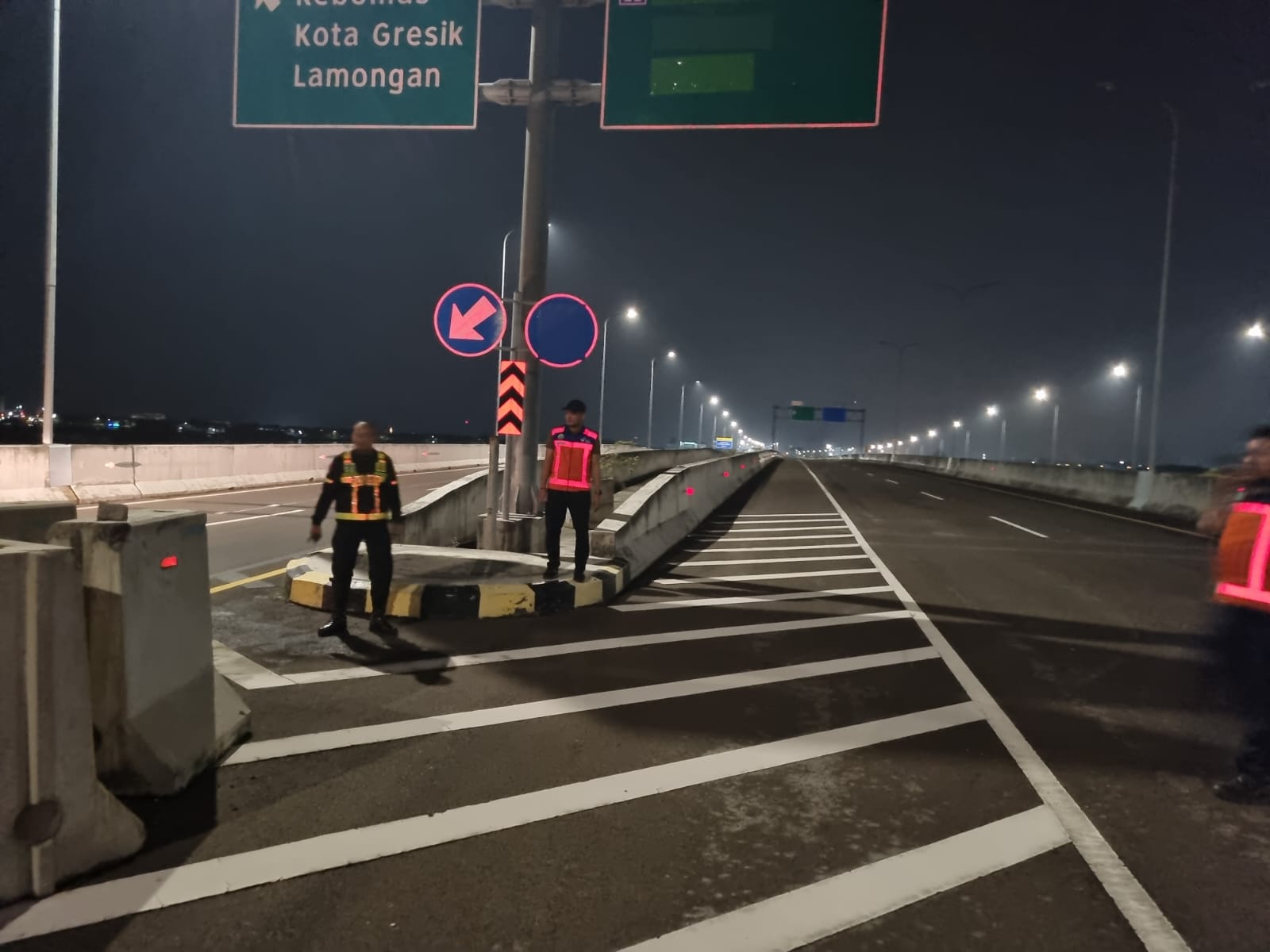 &nbsp;  OLAH TKP &ndash; Petugas kepolisian melakukan olah tempat kejadian perkara di Jalan Tol Krian-Gresik yang belum rampung dan terhubung ke bawah Jalan Raya Gresik