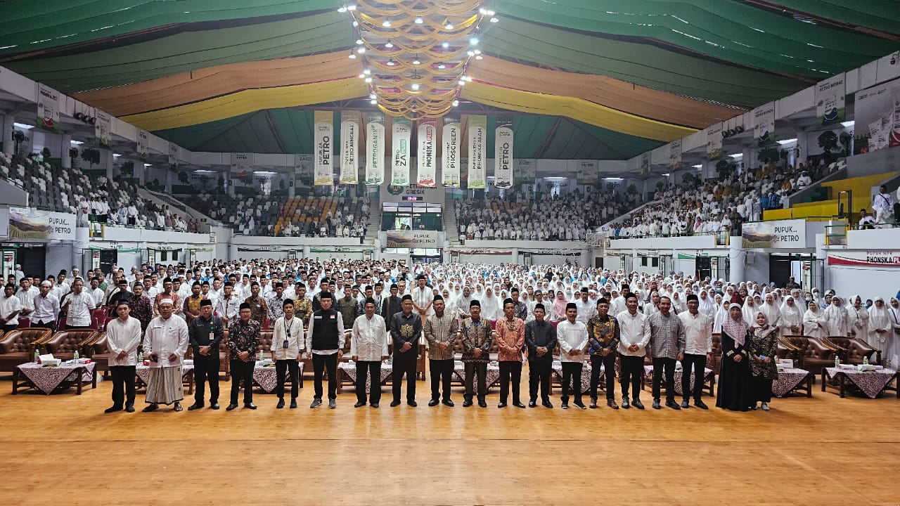 MANASIK &ndash; Para calon jamaah haji mengikuti bimbingan manasik akbar di GOR Tri Dharma Petrokimia Gresik