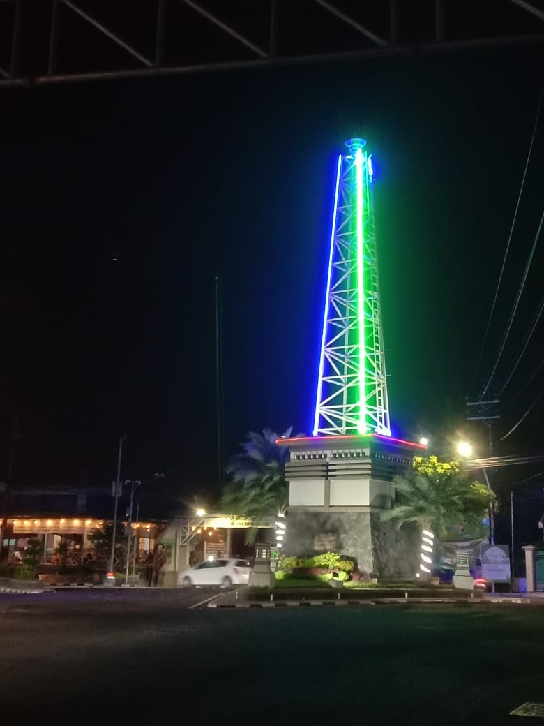 SENTUHAN GEMERLAP : DLH Gresik mempercantik ruang publik dan infrastruktur lingkungan,  gardu suling kini tampil memukau dengan instalasi lampu LED berwarna-warni.