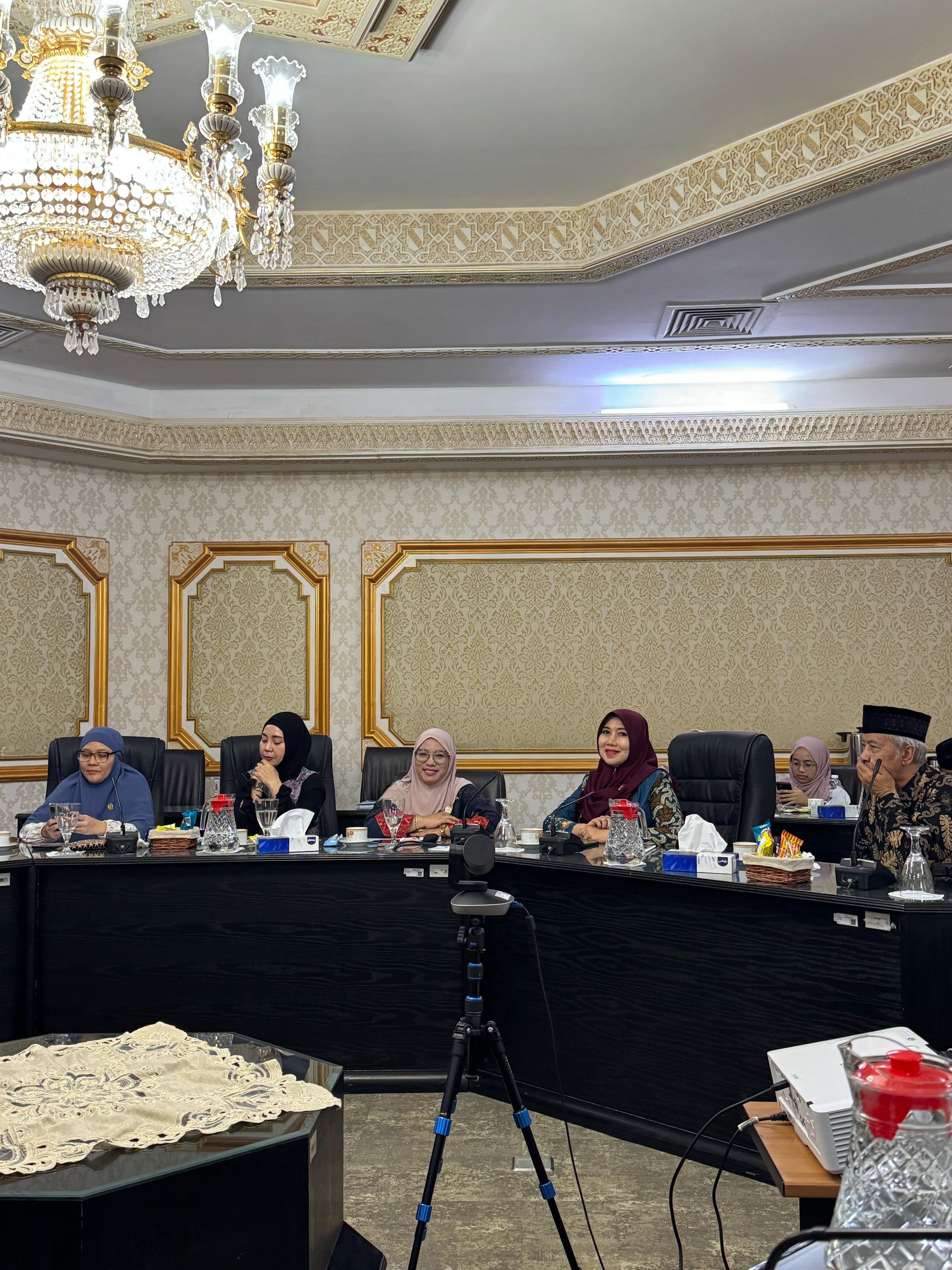 Senator asal Jawa Timur Lia Istifhama saat menyampaikan aspiranya saat kunjungan ke KJRI Saudi Arabia