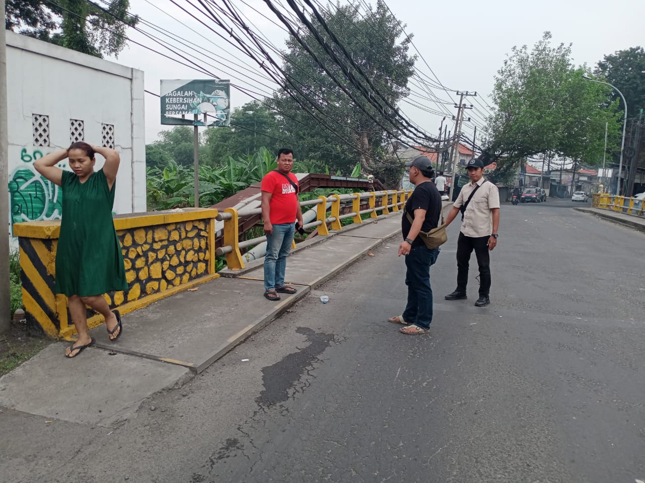 TERGELETAK: Suasana mencekam di Jalan Raya Krikilan, Driyorejo, Gresik, usai aksi perampokan brutal yang menimpa seorang pegawai SPBU. Tim kepolisian sigap melakukan olah Tempat Kejadian Perkara (TKP)