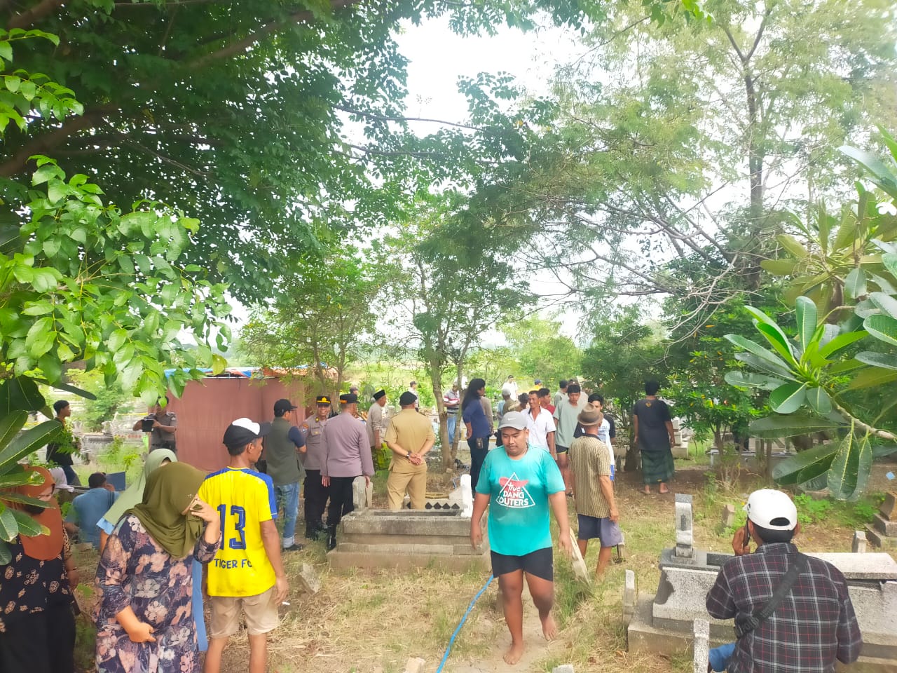 DIBONGKAR : Suasana pembongkaran makam korban di Desa Jogodalu, Kecamatan Benjeng oleh tim forensik dengan penjagaan pihak kepolisian.