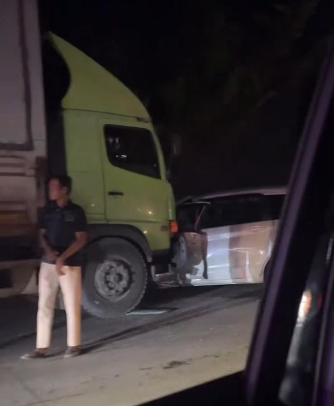 RINGSEK : Mobil Suzuki Ertiga ringsek tertabrak truk box di jalan raya Desa Tebaloan, Kecamatan Duduk sampeyan, Kabupaten Gresik.